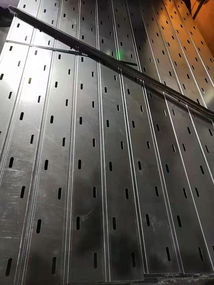 如何避免安裝托盤式橋架的過(guò)程中出現(xiàn)人員問(wèn)題